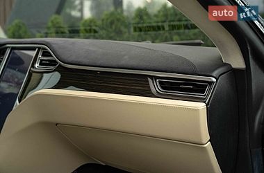 Лифтбек Tesla Model S 2015 в Черновцах