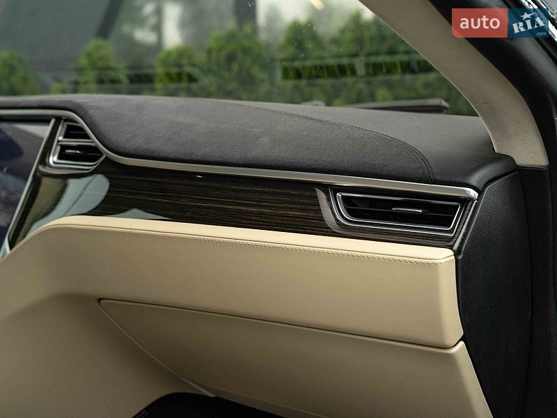 Лифтбек Tesla Model S 2015 в Черновцах