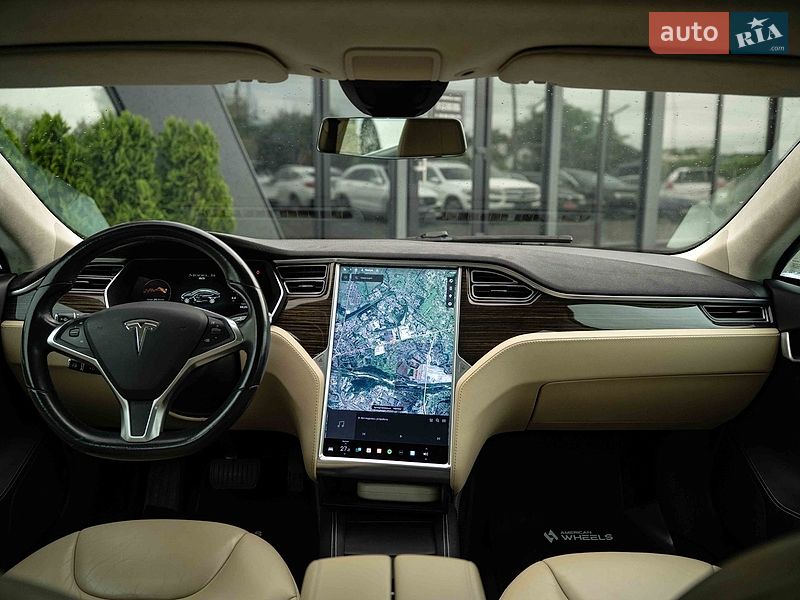 Лифтбек Tesla Model S 2015 в Черновцах