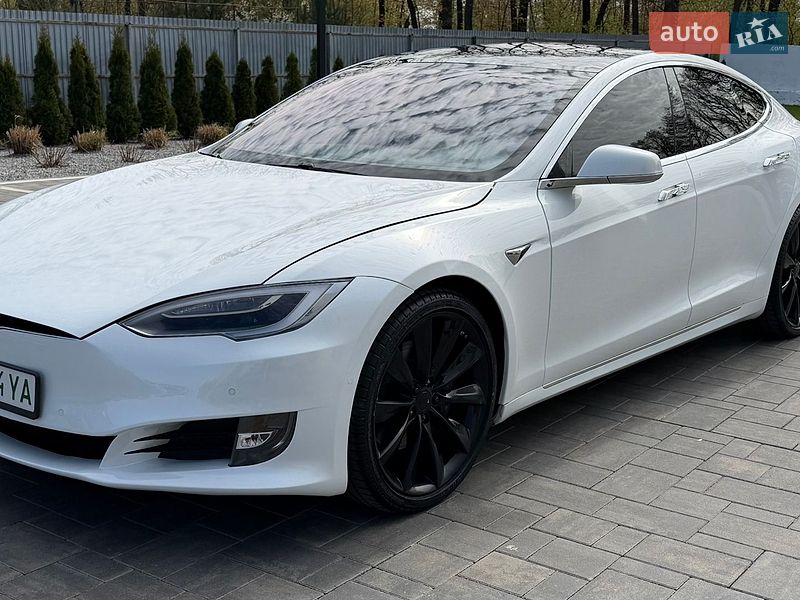 Лифтбек Tesla Model S 2017 в Луцке