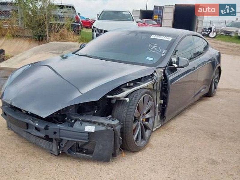 Ліфтбек Tesla Model S 2017 в Чернівцях