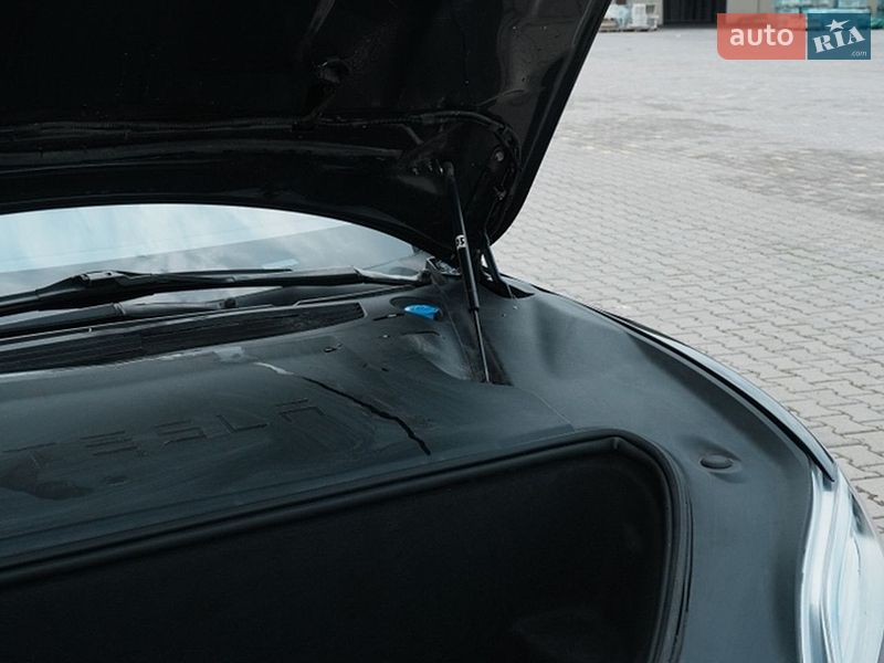 Ліфтбек Tesla Model S 2017 в Чернівцях