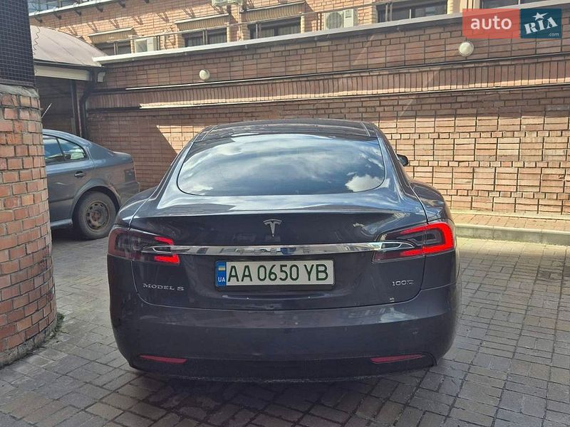 Лифтбек Tesla Model S 2018 в Киеве
