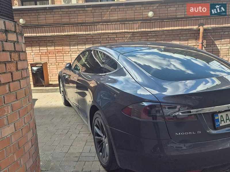 Лифтбек Tesla Model S 2018 в Киеве