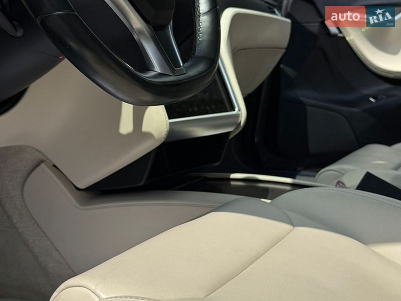 Лифтбек Tesla Model S 2018 в Черновцах