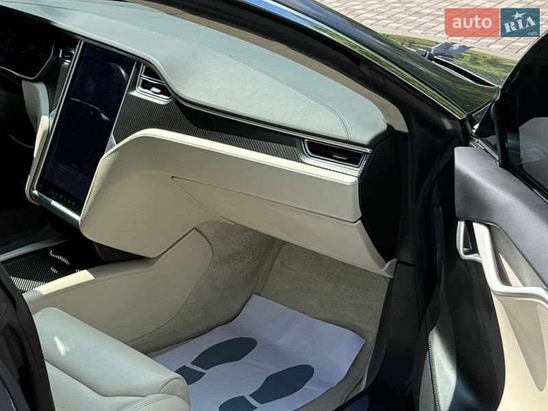 Лифтбек Tesla Model S 2018 в Черновцах