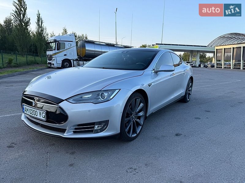 Tesla Model S 2014