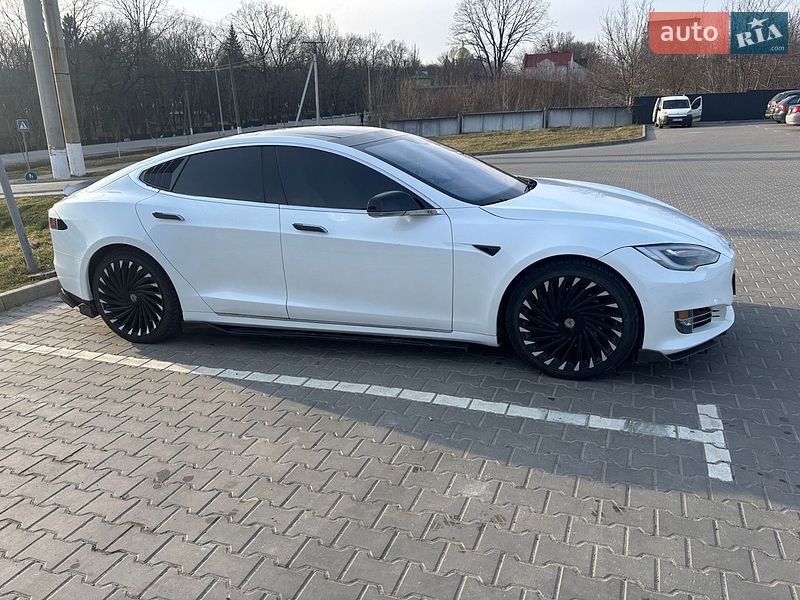 Ліфтбек Tesla Model S 2016 в Заліщиках