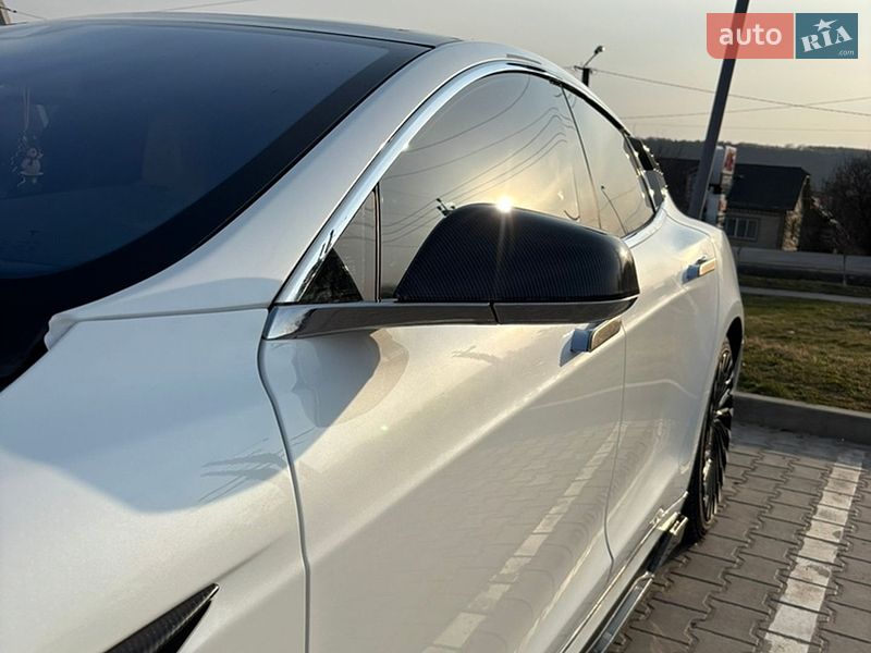 Ліфтбек Tesla Model S 2016 в Заліщиках