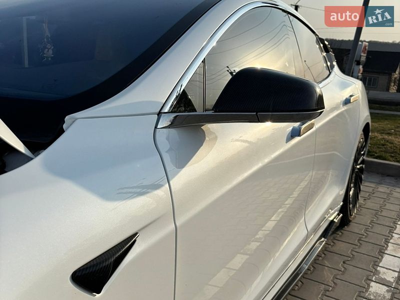 Ліфтбек Tesla Model S 2016 в Заліщиках