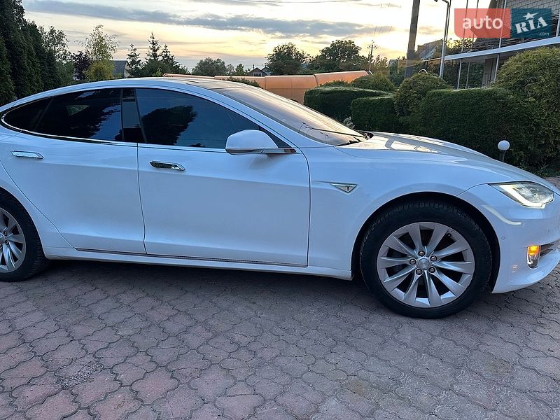Ліфтбек Tesla Model S 2016 в Вінниці
