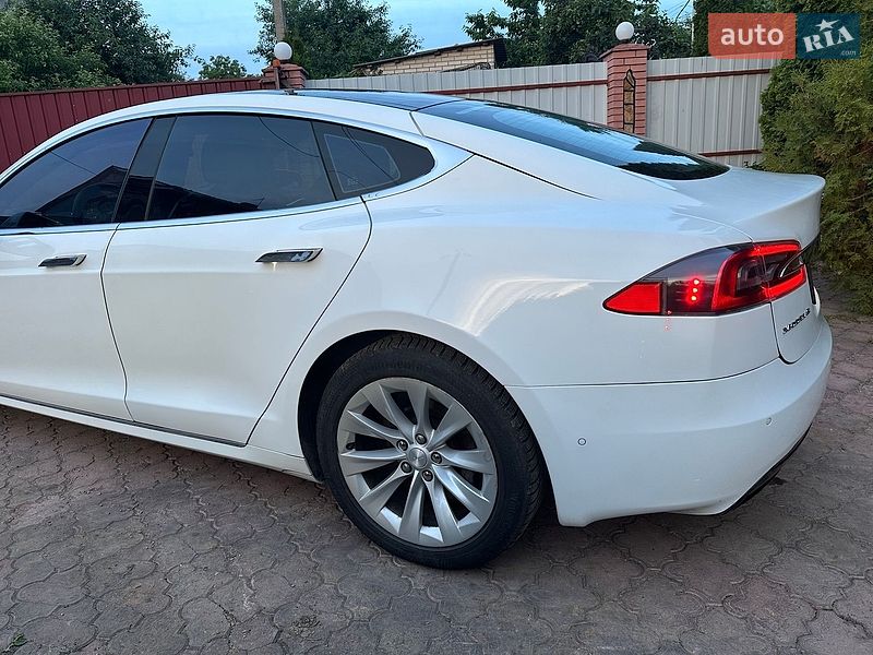 Ліфтбек Tesla Model S 2016 в Вінниці