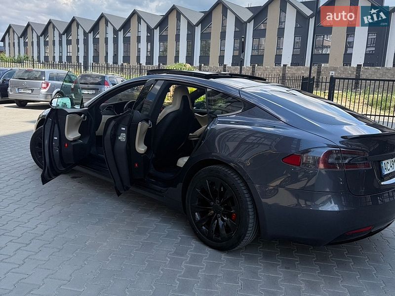 Лифтбек Tesla Model S 2016 в Луцке