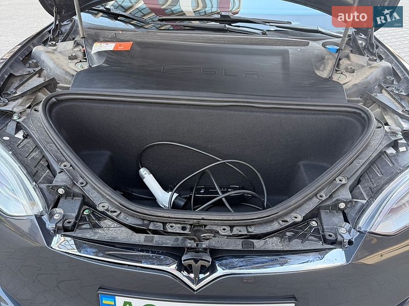 Лифтбек Tesla Model S 2016 в Луцке