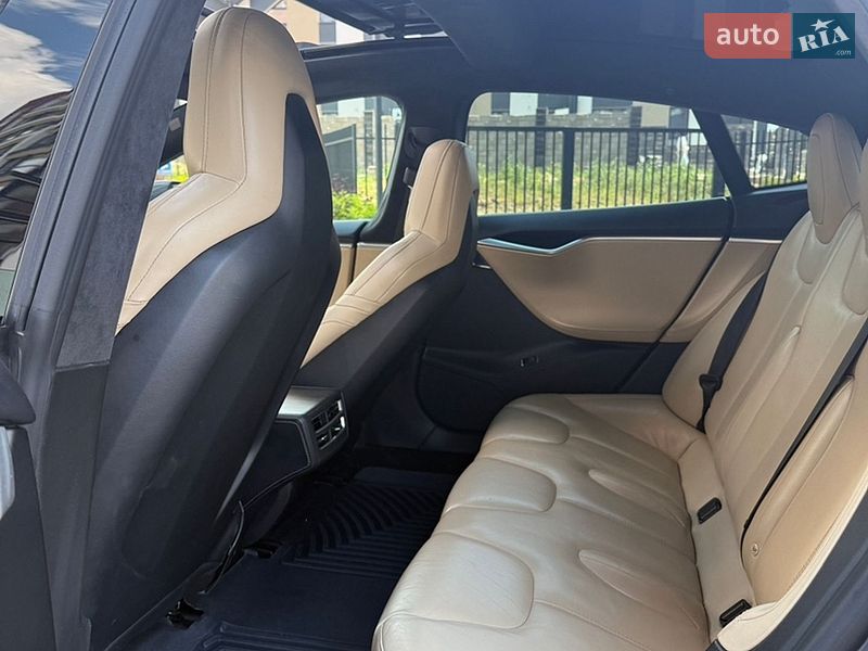 Лифтбек Tesla Model S 2016 в Луцке