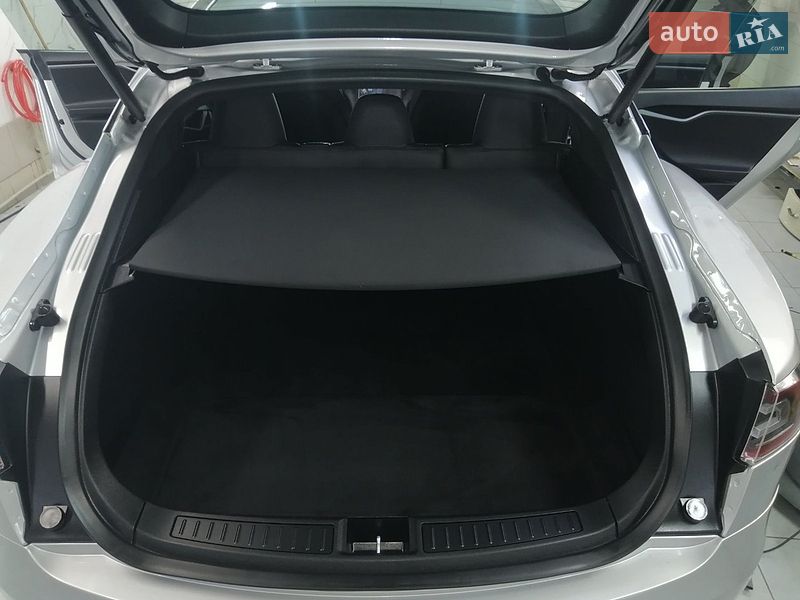 Лифтбек Tesla Model S 2018 в Татарбунарах