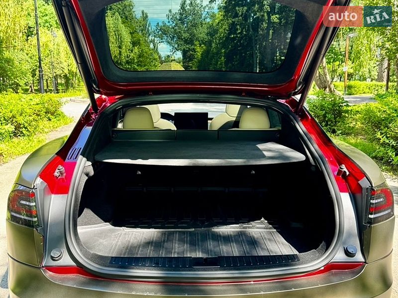 Лифтбек Tesla Model S 2023 в Киеве