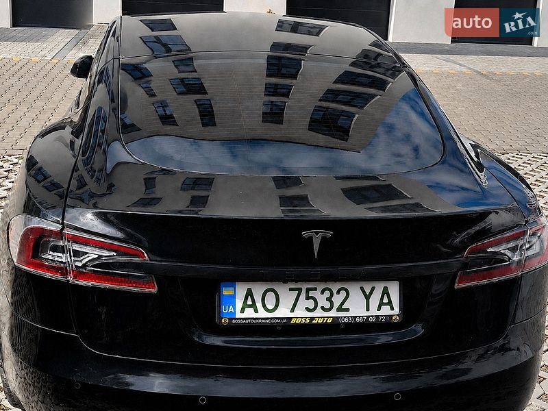 Лифтбек Tesla Model S 2021 в Ужгороде