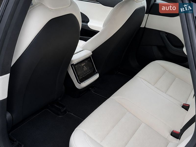 Лифтбек Tesla Model S 2021 в Ужгороде