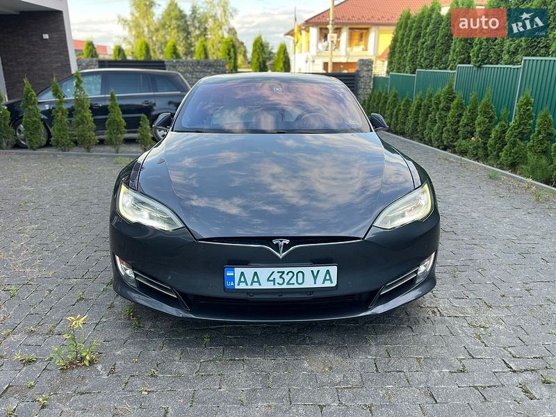 Лифтбек Tesla Model S 2017 в Черновцах