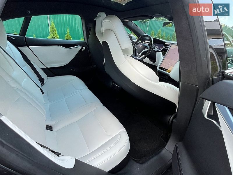 Лифтбек Tesla Model S 2017 в Черновцах