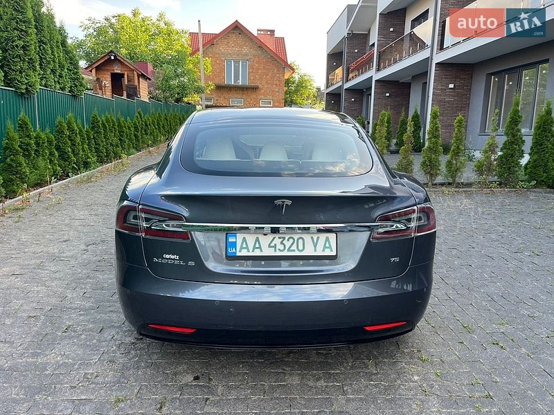 Лифтбек Tesla Model S 2017 в Черновцах