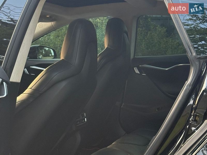 Лифтбек Tesla Model S 2015 в Львове