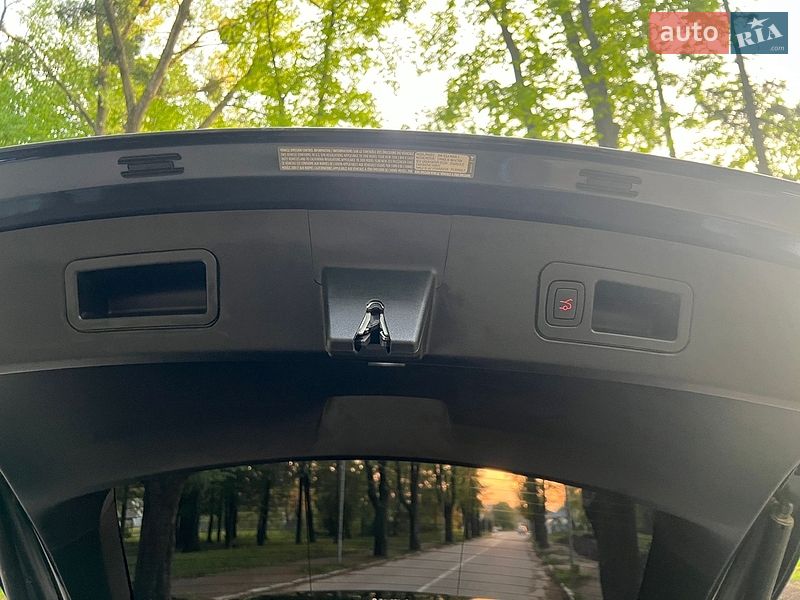 Ліфтбек Tesla Model S 2018 в Чернівцях