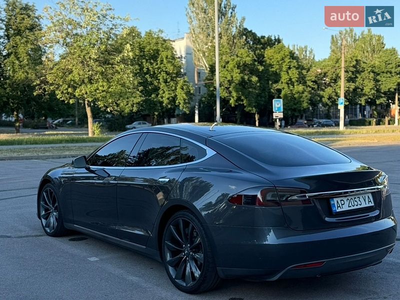 Лифтбек Tesla Model S 2016 в Запорожье