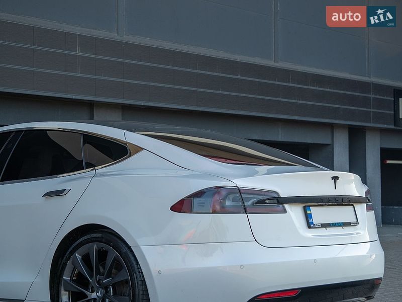 Лифтбек Tesla Model S 2017 в Киеве фото 13 Лифтбек Tesla Model S 2017 в Киеве