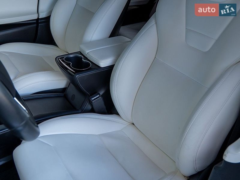 Лифтбек Tesla Model S 2017 в Киеве фото 28 Лифтбек Tesla Model S 2017 в Киеве