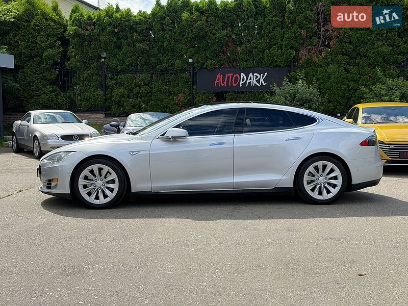 Лифтбек Tesla Model S 2015 в Киеве