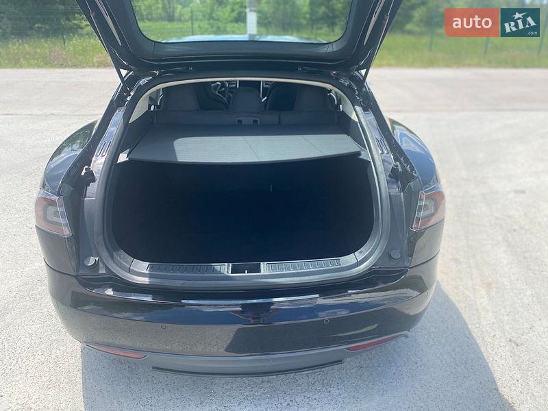 Лифтбек Tesla Model S 2015 в Коростене