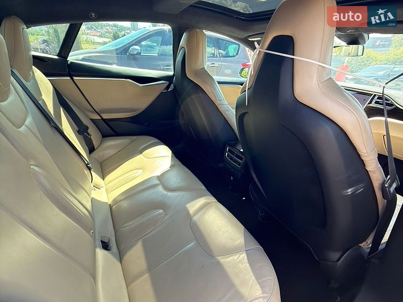 Ліфтбек Tesla Model S 2016 в Чернівцях