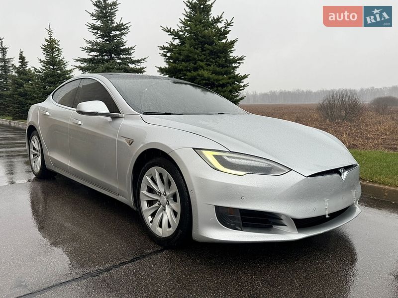 Лифтбек Tesla Model S 2016 в Киеве