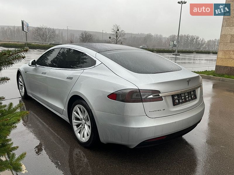Лифтбек Tesla Model S 2016 в Киеве