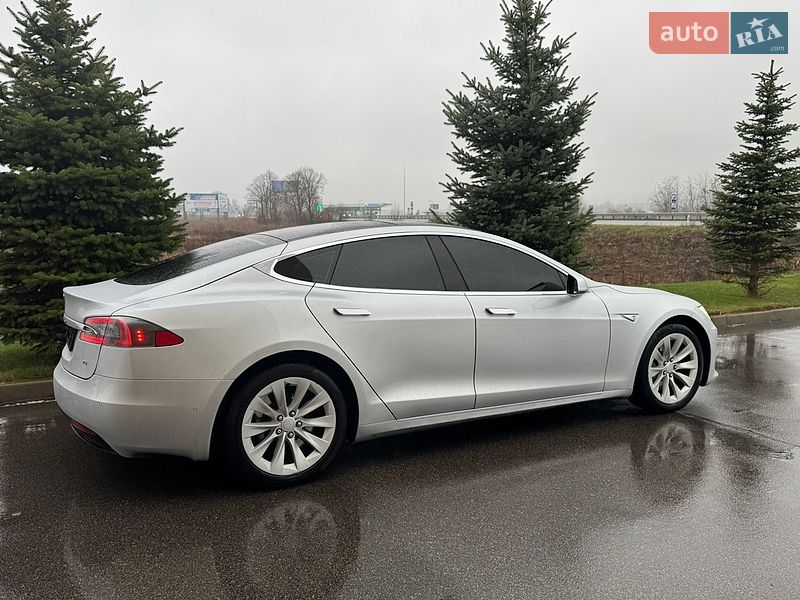 Лифтбек Tesla Model S 2016 в Киеве
