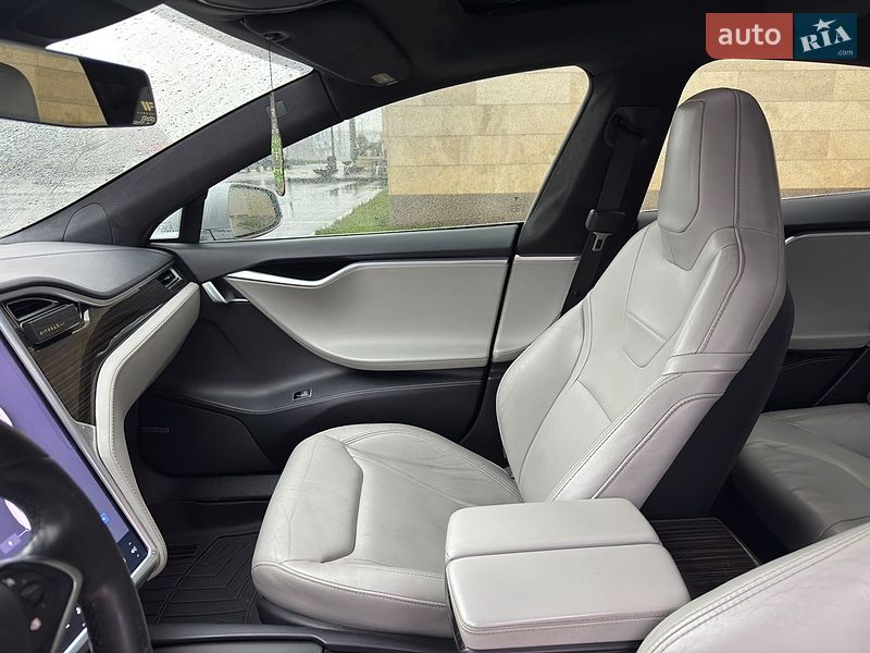 Лифтбек Tesla Model S 2016 в Киеве