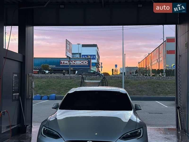 Лифтбек Tesla Model S 2016 в Киеве