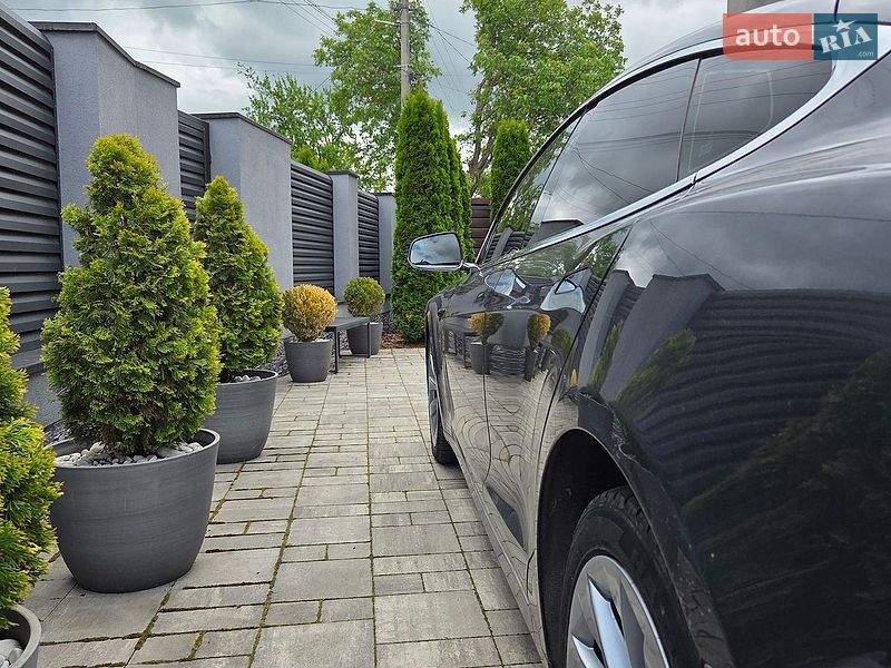 Лифтбек Tesla Model S 2018 в Виннице