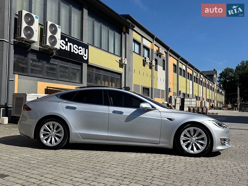 Ліфтбек Tesla Model S 2016 в Коломиї