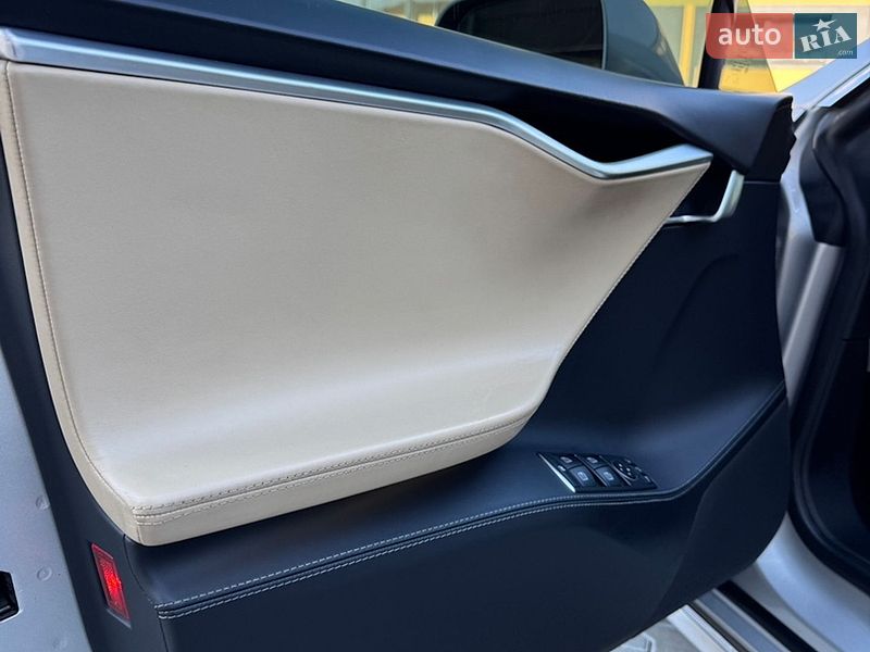 Ліфтбек Tesla Model S 2016 в Коломиї