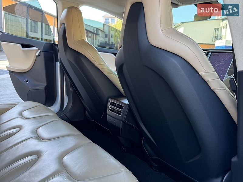 Ліфтбек Tesla Model S 2016 в Коломиї