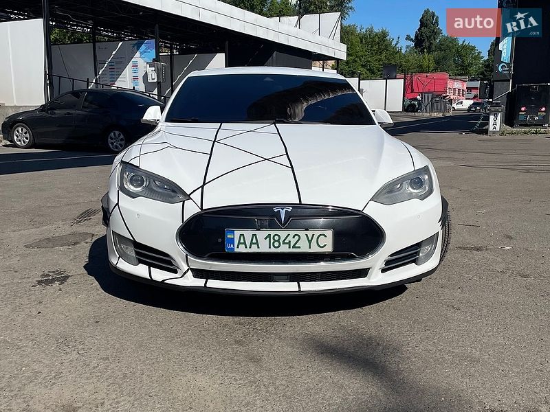 Лифтбек Tesla Model S 2015 в Киеве
