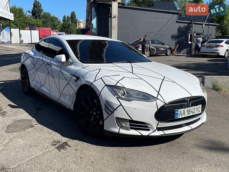 Лифтбек Tesla Model S 2015 в Киеве