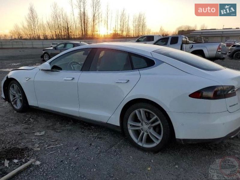Лифтбек Tesla Model S 2015 в Киеве