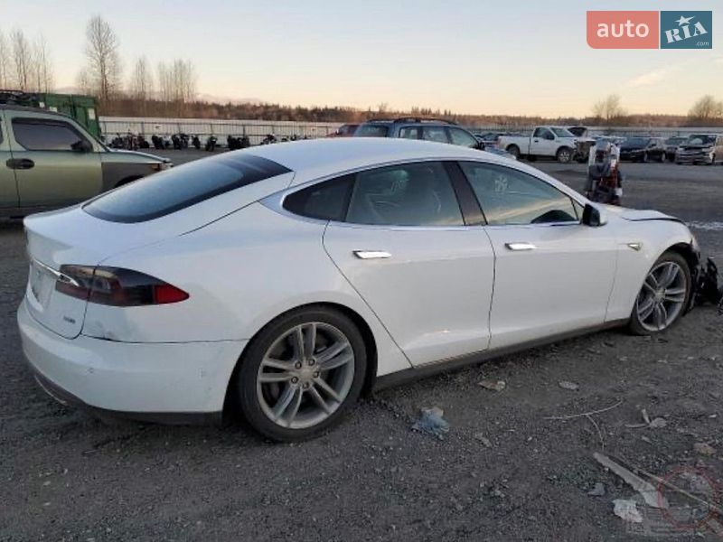 Лифтбек Tesla Model S 2015 в Киеве