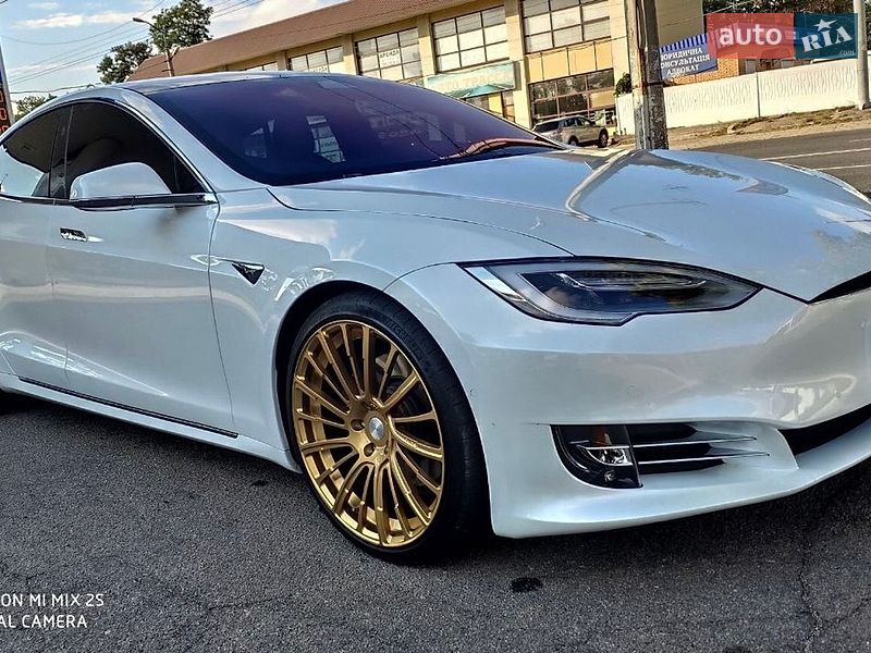 Tesla Model S 2019