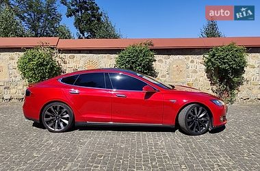 Ліфтбек Tesla Model S 2015 в Чернівцях