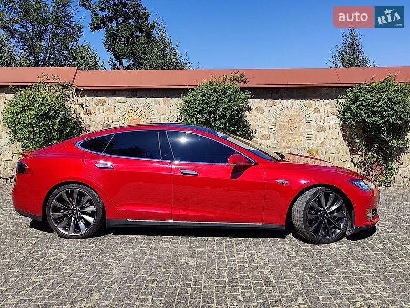 Ліфтбек Tesla Model S 2015 в Чернівцях